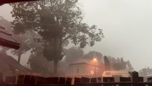 Na auto spadol počas búrky vyvrátený strom. Zomreli v ňom dvaja ľudia