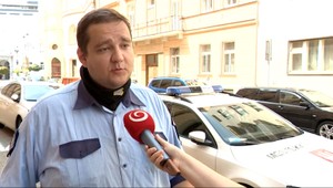 Mestský policajt Michal ovláda viacero svetových jazykov. Vyskúšali sme si, či sa skutočne vie dohovoriť