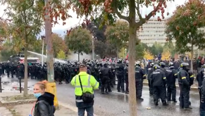 VIDEO: Stovky ľudí vyšli pred Úrad vlády protestovať proti Matovičovej vláde. Na miesto dorazila policajná cisterna