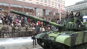 V Prahe si pripomenuli výročie ČSR aj vojenskou prehliadkou