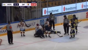 Hokejová hviezda po náraze hlavou do bránky OCHRNULA