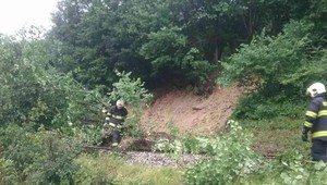 FOTO: Zosuv pôdy a popadané stromy. Počasie opäť vyčíňalo
