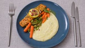 Losos so zemiakovým pyré, citrónovo-smotanovo-cesnakovou omáčkou a špargľou