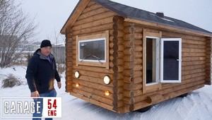 Rusi prestavali starú dodávku UAZ na pojazdný zrub: Čo myslíte, ako sa riadi?