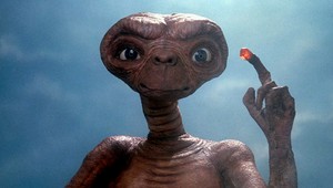 Smutné oči, svietiaci prst. Na Zemi zabudnutý E. T. Mimozemšťan má 40 rokov