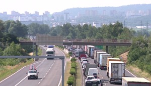 Obmedzenia na D2: V Bratislave sa zrazilo auto s kamiónom. Úsek je neprejazdný