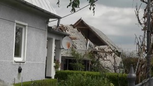 Zničené strechy a rozbité autá. Škody zo živelnej pohromy odhadujú na 2 milióny eur