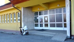 16-ročnú ôsmačku mala napadnúť riaditeľka školy. Tá obvinenia odmieta