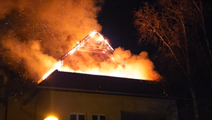 Ohnivé peklo v Tatranskej Lomnici: Plamene zachvátili strechu bytovky
