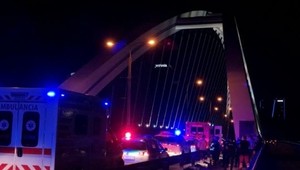 Na najvyšší bod Mosta Apollo vyliezol neznámy muž. Na mieste zasahovali všetky záchranné zložky