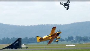 VIDEO: Neuveriteľná šou pilota lietadla s motorkárom