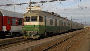 Zábava za tisíce eur, deti si krátia čas hádzaním kameňov do vlakov