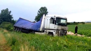 tvojenoviny: Po defekte vpálil kamión do priekopy!