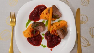 Sous-vide kačacie prsia, zemiakovo-batátové pyré a višňová omáčka s čokoládou