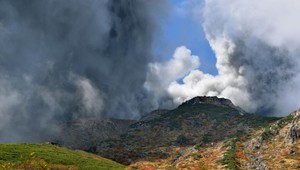 Turista nakrútil výbuch sopky z nebezpečnej blízkosti