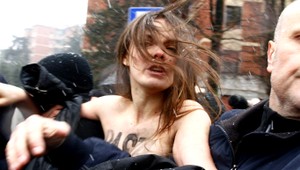 Voľby v Taliansku. Nahé ženy útočili na Berlusconiho