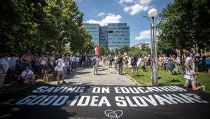 V Bratislave protestovali stovky učiteľov