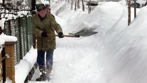 Odhŕňať chodníky pri dome je aj napriek vysokému veku povinnosť