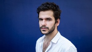 Za sklom tajomný a slizký. V súkromí presný opak