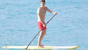 Orlandovi pomáha v Karibiku na Katy zabudnúť TÁTO modelka!