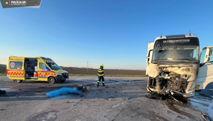 Motorkár (49†) zomrel po zrážke s kamiónom. Po náraze začal motocykel horieť