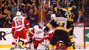 Chára pečatil víťazstvo nad Detroitom, debakel LA v San Jose