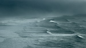 Ľuďom sa naskytol desivý pohľad: Nad Tichým oceánom sa objavili tri gigantické žiariace červené svetlá