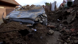 Zrútený dom poškodil dve autá a garáž. Majiteľ škodu preplatiť nechce