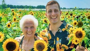 Vtipné fotky vnuka s babičkou sú hitom: Túto dvojicu si okamžite obľúbite aj vy!