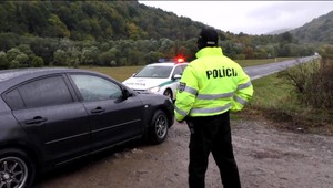 Policajt pašoval 400 kartónov cigariet. Súd ho do väzby neposlal