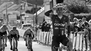 Tragédia na pretekoch. Cyklista (†25) zomrel po páde v kráľovskej etape