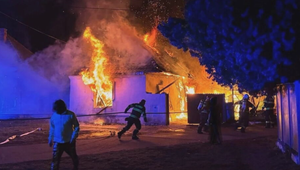 Nočný požiar vážne poškodil rodinný dom. Dve deti skončili v nemocnici