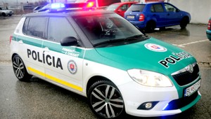 Šokujúci incident v Sečovciach: Mladý vodič sa nechcel dať predbehnúť, reagoval výstrelmi zo zbrane