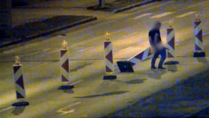 Mladíci predviedli na ulici styk s dopravnou značkou