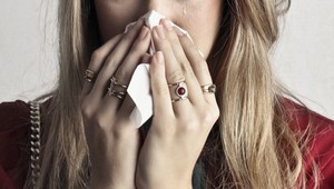 Roztiahol mi nohy a znásilnil ma. Bola som dieťa, spomína a plače svetová celebrita