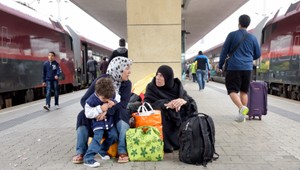 Príliv migrantov ustal, v noci do Nickelsdorfu dorazilo len tisíc utečencov