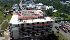 Tornádo zničilo domov v Hodoníne. O strechu prišlo 141 seniorov. Škody tragédie sú viac ako pol miliardy eur
