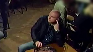 Najprv sa tváril nenápadne a potom odišiel s cudzou kabelkou. Polícia pátra po mužovi