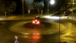 VIDEO: Dostal prezývku Lietajúci Čestmír. Vodič doslova preletel cez kruhový objazd