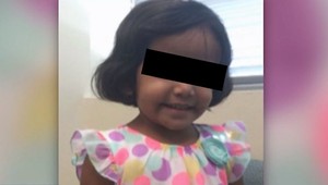 Polícia našla telo malého dievčaťa, ktoré otec pre nevypitý pohár mlieka nechal v noci vonku