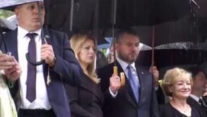 Čaputová a Pellegrini sa brodili blatom a počas búrky a krupobitia stáli pod jedným dáždnikom