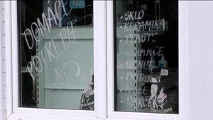 Žena zaútočila na majiteľku obchodu panvicou. Po štyroch mesiacoch väzby žiadajú príbuzní prepustenie