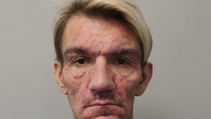 Kaderník "Predátor" úmyselne šíril HIV. Za znásilnenie a ohrozenie stoviek mužov si odsedí 17 rokov