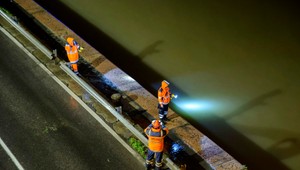 Vojaci sa snažia vytiahnuť vrak lode z Dunaja. Očakávajú v ňom ďalšie obete