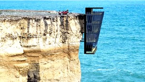 Život na hrane, zo skaly visí dom