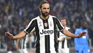 Higuaín hrdinom Juventusu. Odstrelil svoj bývalý klub aj s Hamšíkom