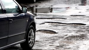 Koniec výtlkom. Vyvinuli asfalt, ktorý sa sám opraví