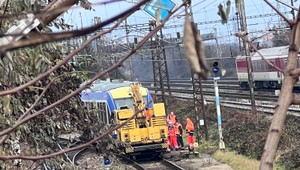 Na bratislavskej hlavnej stanici sa vykoľajil vlak. Viaceré spoje meškajú