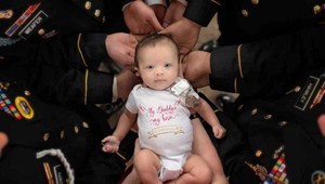 FOTO bábätka zdieľajú ľudia po celom svete: Jeho osud chytí za srdce aj vás