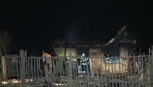 Požiar zničil skromný príbytok. Trom deťom a rodičom ostalo len to, čo mali na sebe